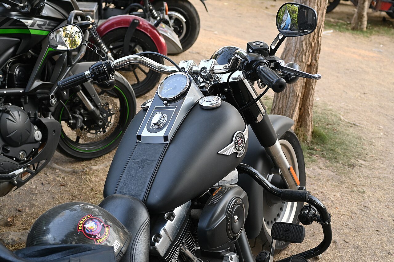 Motos estacionadas em encontro de motociclistas