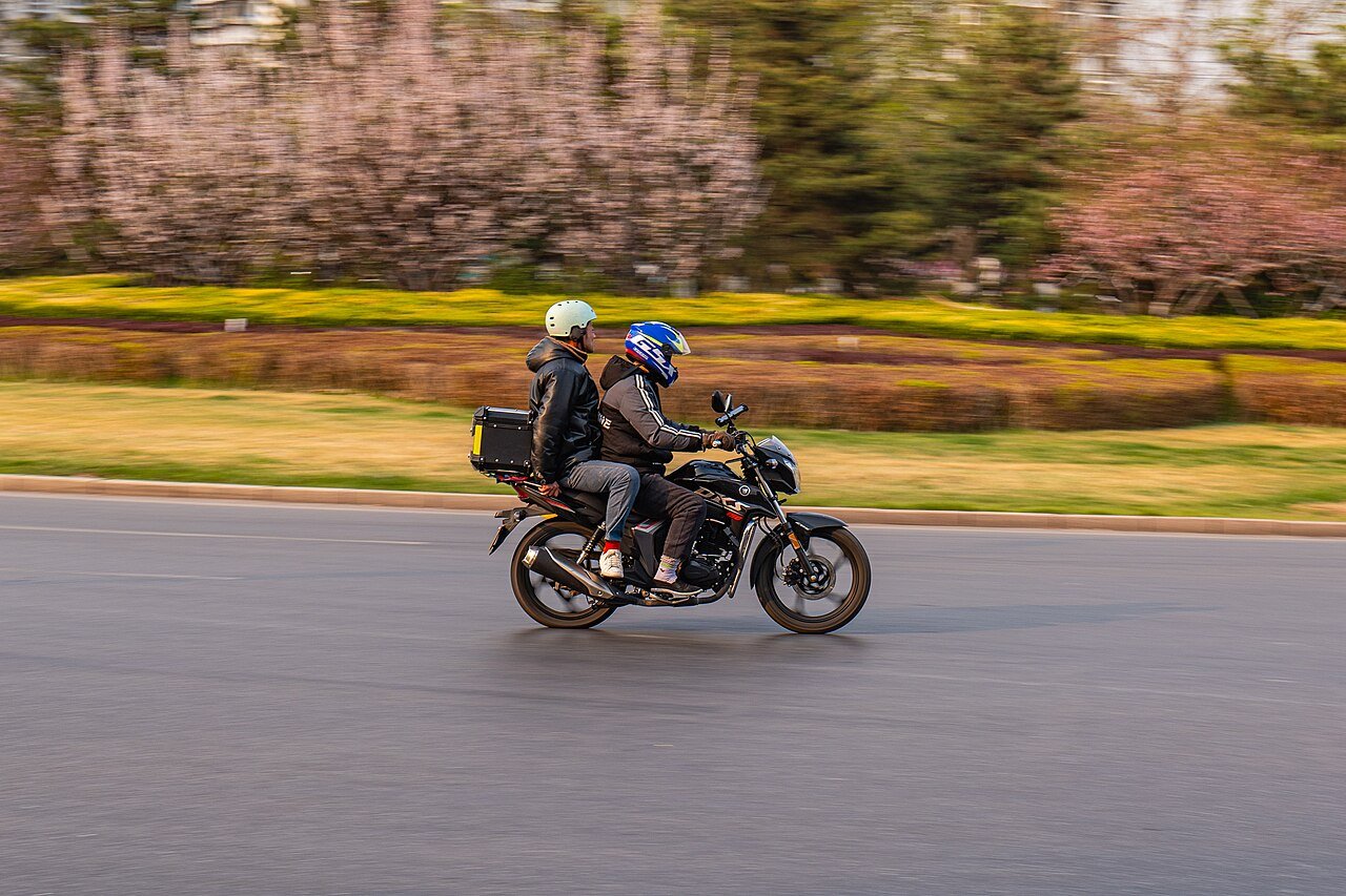 Moto Haojue rodando em avenida