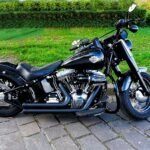 Moto Harley-Davidson Softail preta estacionada