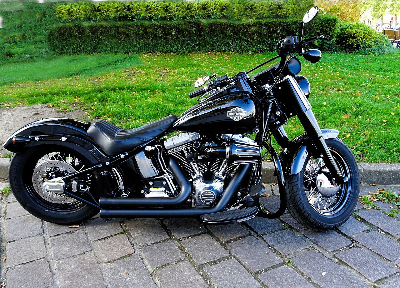 Moto Harley-Davidson Softail preta estacionada