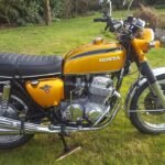 Honda CB750 Four 1971 dourada, vista de lado