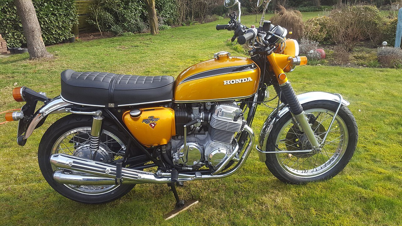 Honda CB750 Four 1971 dourada, vista de lado