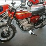 Honda CB750 clássica vermelha em exposição