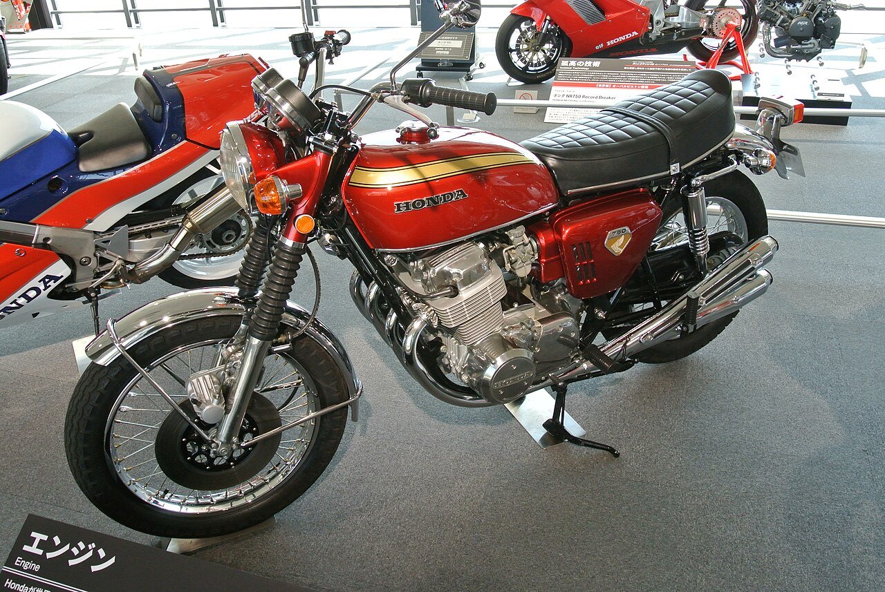 Honda CB750 clássica vermelha em exposição