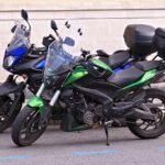 Duas Bajaj Dominar 400 estacionadas