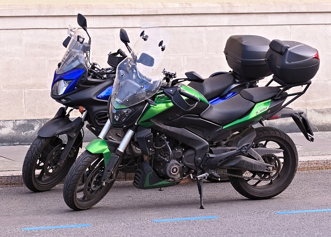 Duas Bajaj Dominar 400 estacionadas
