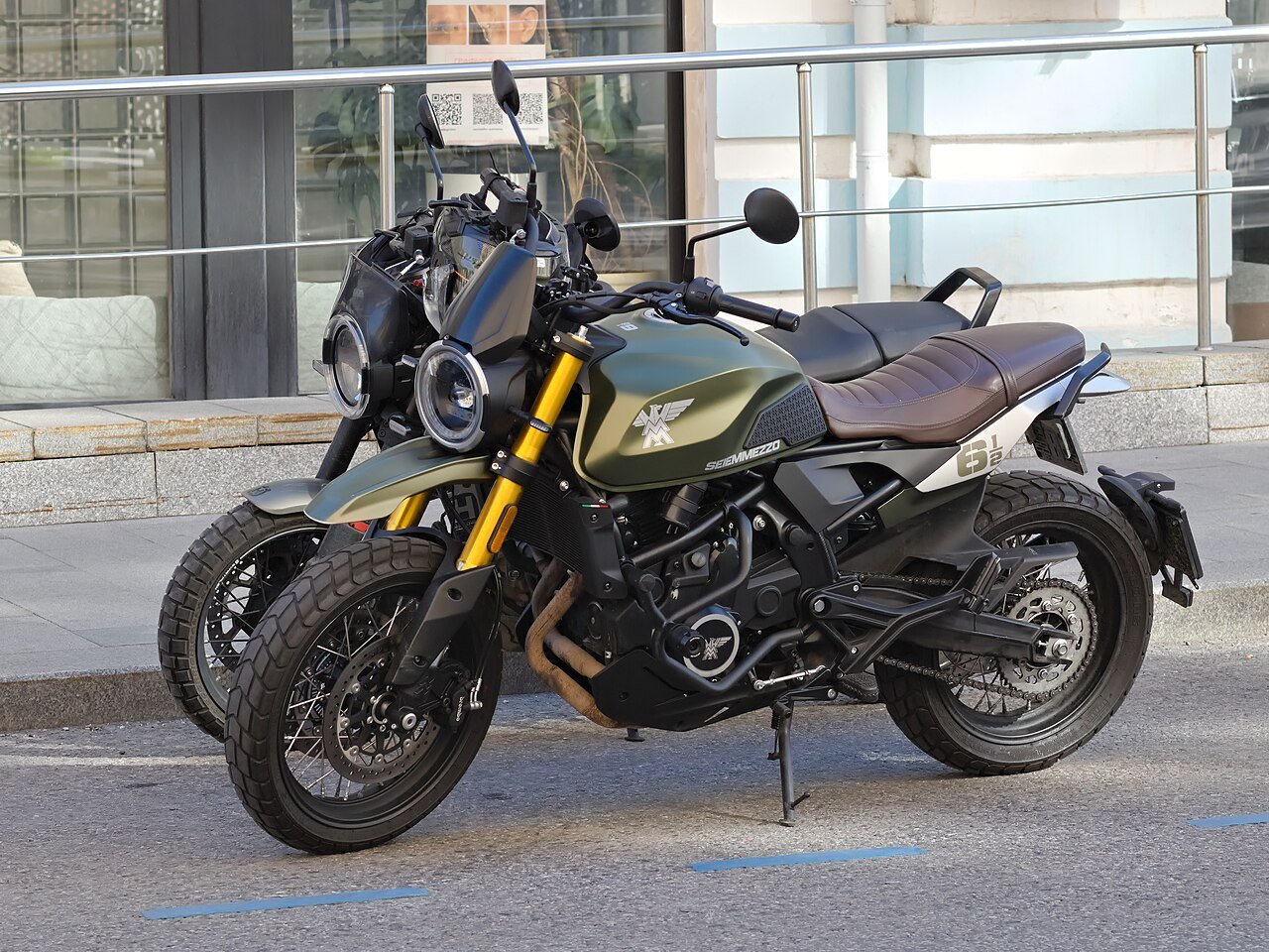 Moto Morini Seiemmezzo verde estacionada