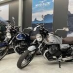Duas Moto Guzzi V7 em loja