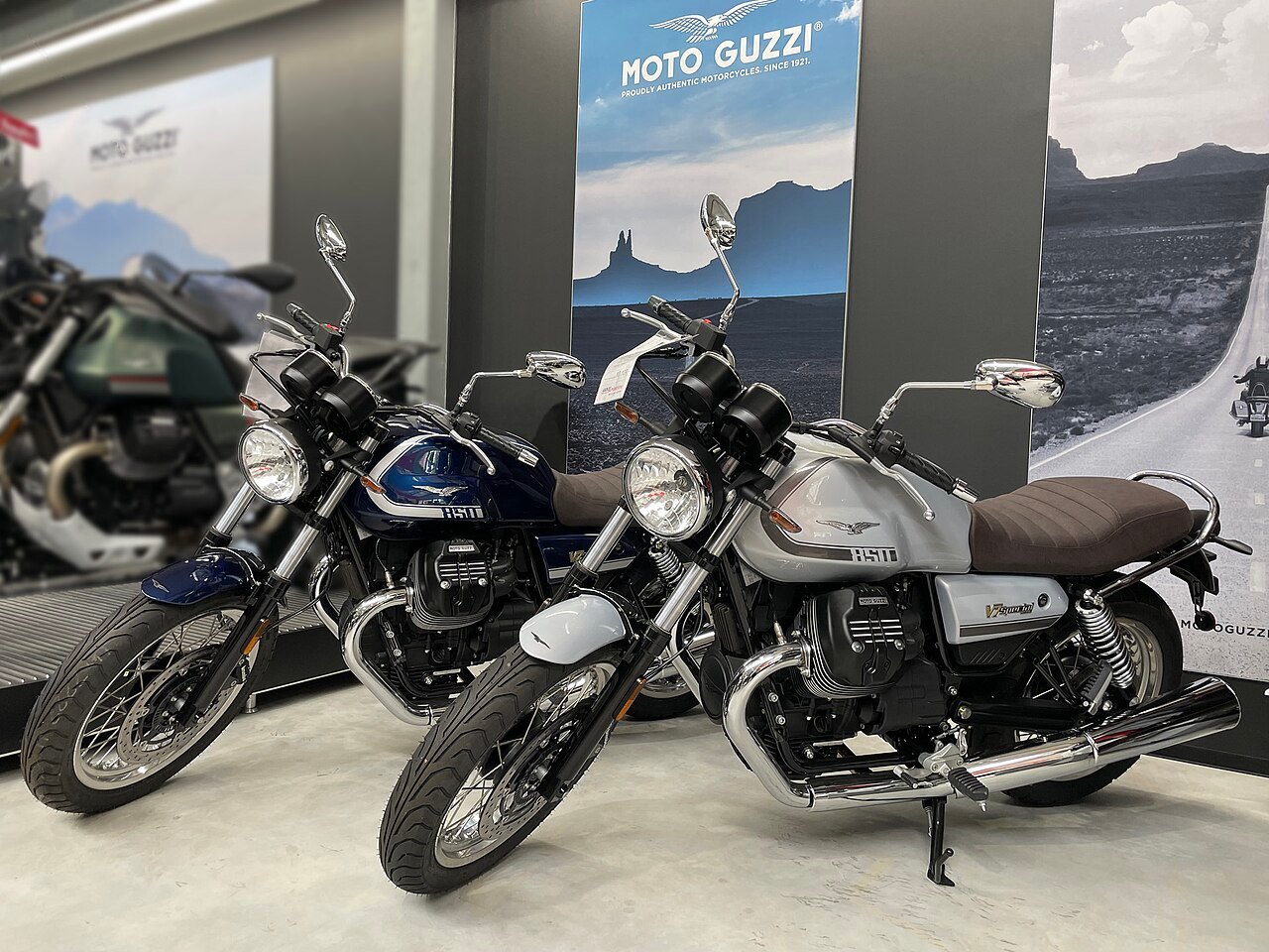 Duas Moto Guzzi V7 em loja